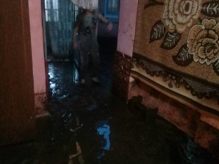 PLOAIA a făcut PRĂPĂD în raionul Şoldăneşti: Gospodării inundate şi acoperişul şcolii din Poiana, distrus (FOTO) 