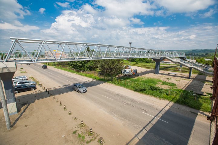 Pavel Filip: Lucrările la pasarela de la Străşeni sunt pe ultima sută de metri. Vezi cum arată (FOTO)