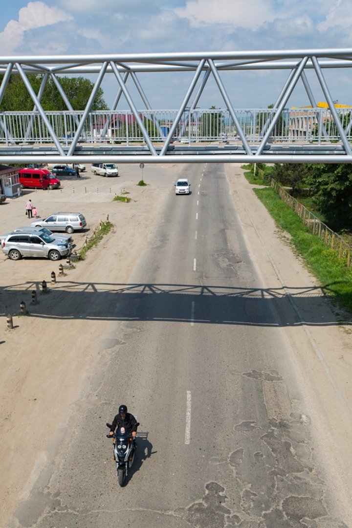 Pavel Filip: Lucrările la pasarela de la Străşeni sunt pe ultima sută de metri. Vezi cum arată (FOTO)