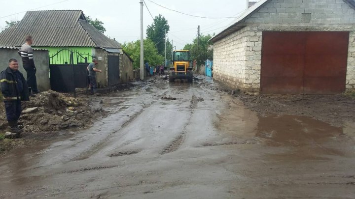 PLOAIA a făcut PRĂPĂD în raionul Şoldăneşti: Gospodării inundate şi acoperişul şcolii din Poiana, distrus (FOTO) 