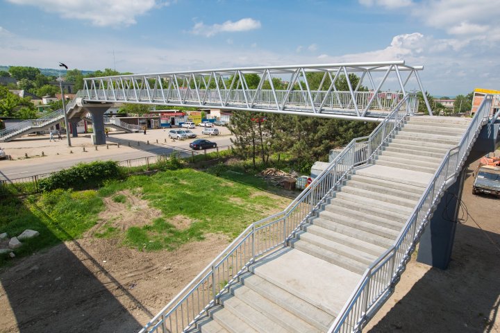 Pavel Filip: Lucrările la pasarela de la Străşeni sunt pe ultima sută de metri. Vezi cum arată (FOTO)