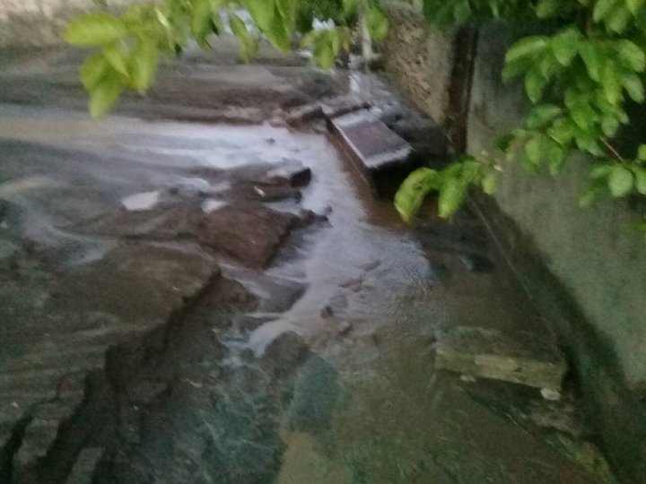 PLOAIA a făcut PRĂPĂD în raionul Şoldăneşti: Gospodării inundate şi acoperişul şcolii din Poiana, distrus (FOTO) 