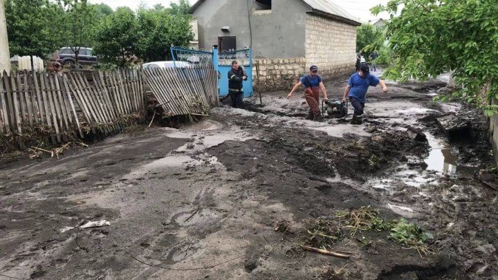 PLOAIA a făcut PRĂPĂD în raionul Şoldăneşti: Gospodării inundate şi acoperişul şcolii din Poiana, distrus (FOTO) 