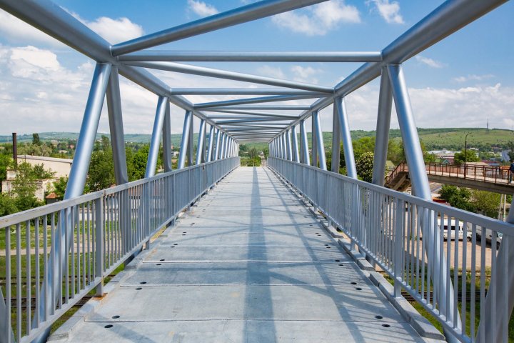 Pavel Filip: Lucrările la pasarela de la Străşeni sunt pe ultima sută de metri. Vezi cum arată (FOTO)