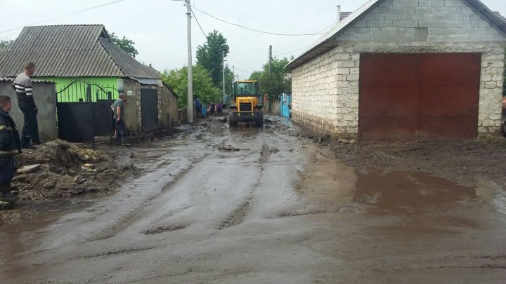 PLOAIA a făcut PRĂPĂD în raionul Şoldăneşti: Gospodării inundate şi acoperişul şcolii din Poiana, distrus (FOTO) 