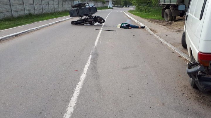 Accident îngrozitor la Sadova. Un tânăr a murit, după ce motocicleta pe care se afla s-a tamponat cu un automobil (FOTO)