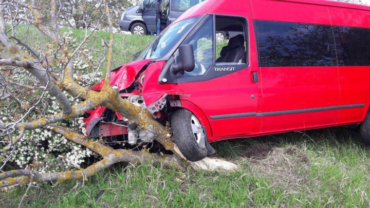 Accident GRAV la Hâncești. Două mașini au fost făcute zob, după ce s-au ciocnit violent (FOTO)