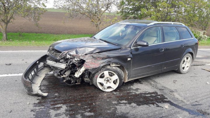 Accident GRAV la Hâncești. Două mașini au fost făcute zob, după ce s-au ciocnit violent (FOTO)