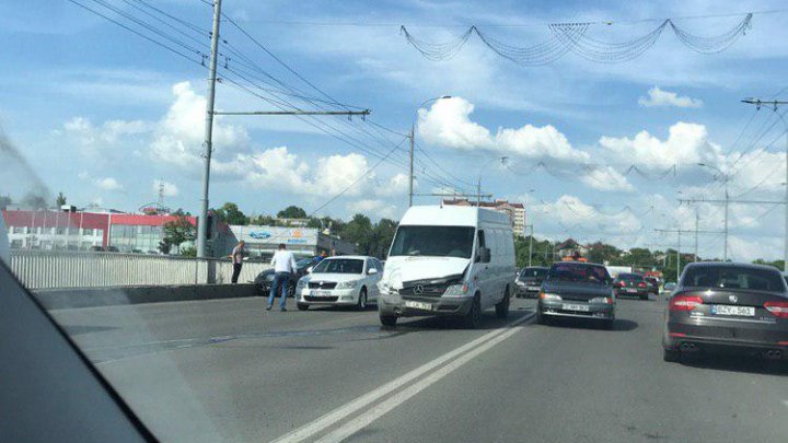 Accident pe strada Mihai Viteazul din Capitală. Două mașini s-au ciocnit violent (FOTO)