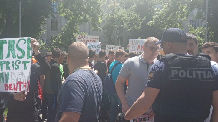 Sute de persoane protestează faţă de politicienii binomului PAS-PPDA, pentru că au creat criza politică din țară (FOTO/VIDEO)