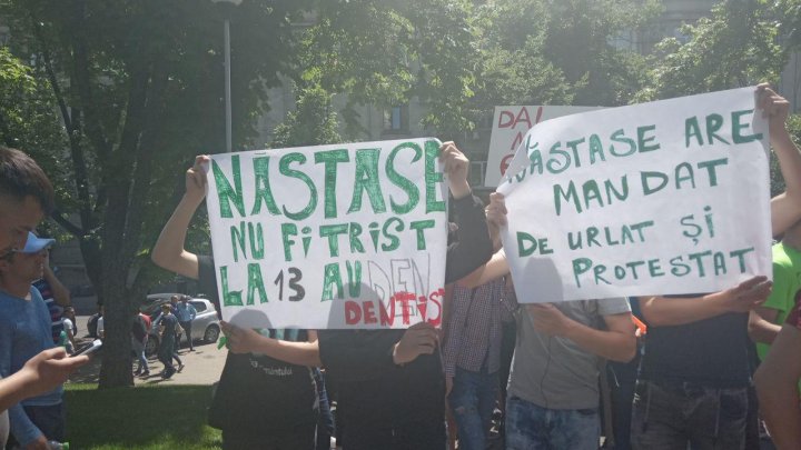 Sute de persoane protestează faţă de politicienii binomului PAS-PPDA, pentru că au creat criza politică din țară (FOTO/VIDEO)