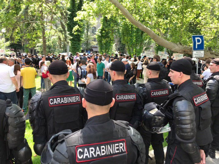 Sute de persoane protestează faţă de politicienii binomului PAS-PPDA, pentru că au creat criza politică din țară (FOTO/VIDEO)