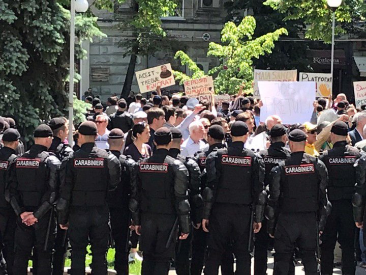 Sute de persoane protestează faţă de politicienii binomului PAS-PPDA, pentru că au creat criza politică din țară (FOTO/VIDEO)