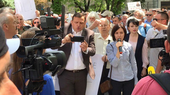 Sute de persoane protestează faţă de politicienii binomului PAS-PPDA, pentru că au creat criza politică din țară (FOTO/VIDEO)