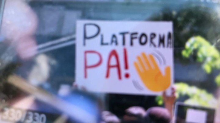 Sute de persoane protestează faţă de politicienii binomului PAS-PPDA, pentru că au creat criza politică din țară (FOTO/VIDEO)