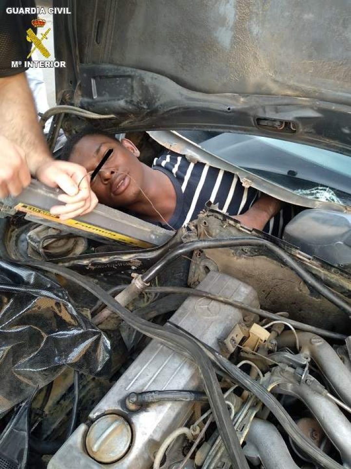 La un pas să se SUFOCE: Câţiva tineri, găsiţi ascunşi în bordul şi motorul unei maşini (IMAGINI PENTRU CEI TARI DE INIMĂ)