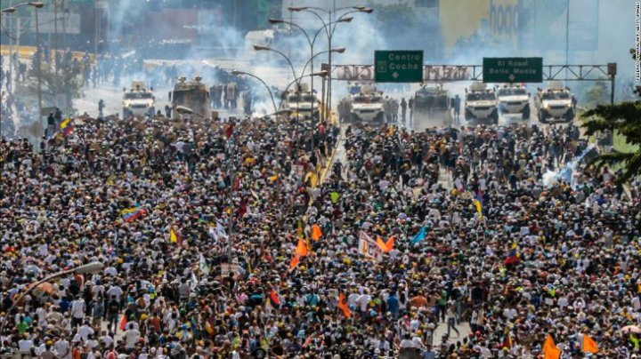 VIOLENŢE de Ziua Muncii. În Venezuela, Franţa şi Rusia s-au produs ciocniri grave între civili