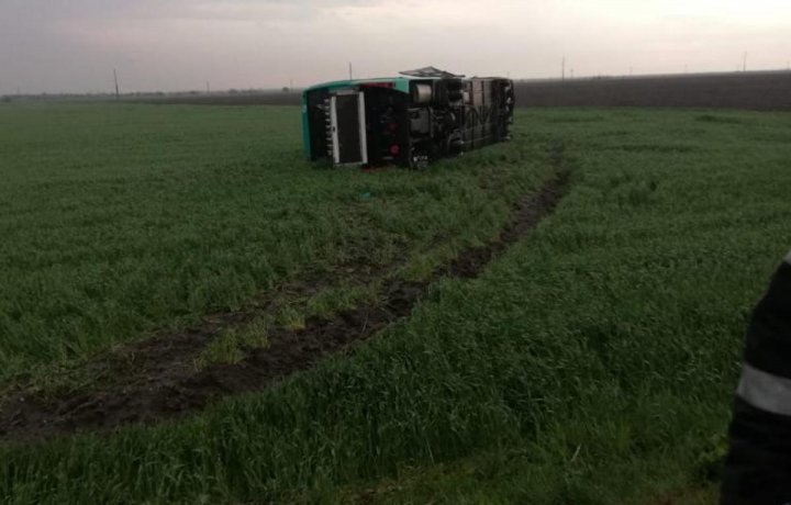TORNADĂ URIAȘĂ în România. Un autocar răsturnat și șapte oameni răniți (FOTO)