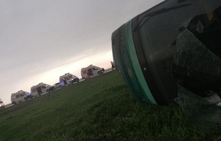 TORNADĂ URIAȘĂ în România. Un autocar răsturnat și șapte oameni răniți (FOTO)