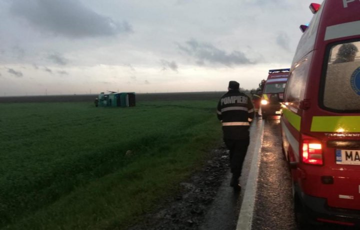 TORNADĂ URIAȘĂ în România. Un autocar răsturnat și șapte oameni răniți (FOTO)