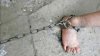 Caz şocant într-o familie din Lugansk: Un tată şi-a legat repetat fiul cu un lanţ