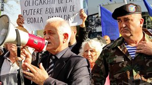 Polițistul care primul și-a exprimat susținerea lui Năstase, în acțiune: L-a amenințat pe Țuțu că îl tăie la curele (VIDEO)