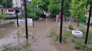 Ploaia a făcut ravagii și la Durlești. Zeci de case și grădini au fost inundate (FOTO)