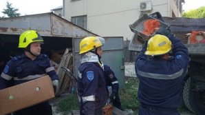 PRĂBUȘIREA BLOCULUI DE LA OTACI. Locatarii şi-au recuperat o parte din bunurile rămase