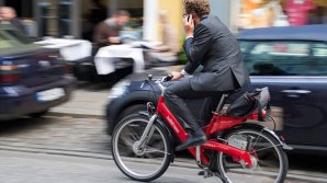 Bicicliștii din Olanda, AMENDAŢI cu 95 de euro dacă vorbesc la telefon în timpul deplasării