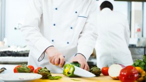 Au gătit delicii italiene şi le-au împărţit bătrânilor din Răzeni. Opt tineri cu nevoi speciale au participat la un master class