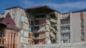 Cauza PRĂBUŞIRII blocului din Otaci. Locatarii SE ACUZĂ reciproc. Discuţiile s-au transformat în SCANDAL