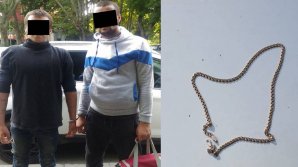 Doi tineri riscă ani grei de pușcărie pentru că au furat un lănțișor de aur (VIDEO)