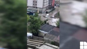 PLOAIA a făcut PRĂPĂD în Chişinău. Locuitorii mai multor apartamente din sectorul Buiucani stau cu frica în sân