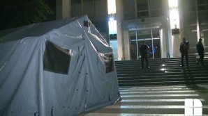 Sute de moldoveni au apărat, a doua noapte, instituţiile statului de cei care vor să le acapareze ilegal