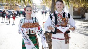 Distracţie pe cinste la Căuşeni: Oamenii au mers la biserică, iar după masă au ieşit la petrecere