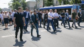 Miting în PMAN. Vlad Plahotniuc împreună cu susținătorii PDM AU IEȘIT SĂ APERE ordinea constituțională a țării (FOTO / LIVETEXT)