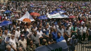 Oamenii veniţi la mitingul din PMAN au criticat dur intenţia lui Igor Dodon de a federaliza Moldova şi i-au cerut să-şi dea demisia