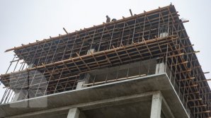 PROTEST LA UN ŞANTIER: Locuitorii de pe strada Coca din Capitală, nemulţumiţi