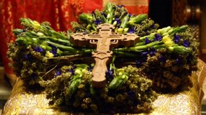 Au mers la biserică şi au decorat casele cu ramuri de tei. Creştinii ortodocşi serbează azi Duminica Mare