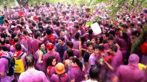 BĂTAIE CU VIN în Spania. Oamenii s-au stropit cu băutură aruncată din sticle, găleţi sau damigene 