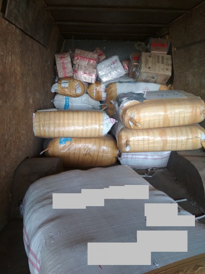 Mărfuri de contrabandă de peste 1 milion de lei, confiscate de vameși și procurori. De unde erau aduse bunurile şi ce riscă suspecţii (FOTO/VIDEO)