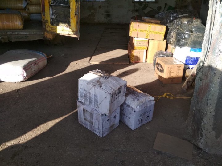 Mărfuri de contrabandă de peste 1 milion de lei, confiscate de vameși și procurori. De unde erau aduse bunurile şi ce riscă suspecţii (FOTO/VIDEO)