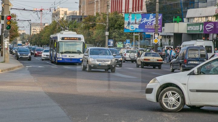 InfoTrafic: Străzile din Capitală pe care se circulă cu dificultate şi trebuie evitate