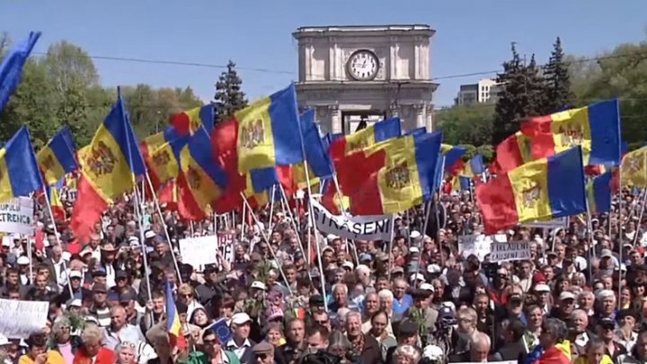 MITING DE AMPLOARE ÎN PMAN. Oamenii ies în stradă pentru a apăra ordinea constituţională 