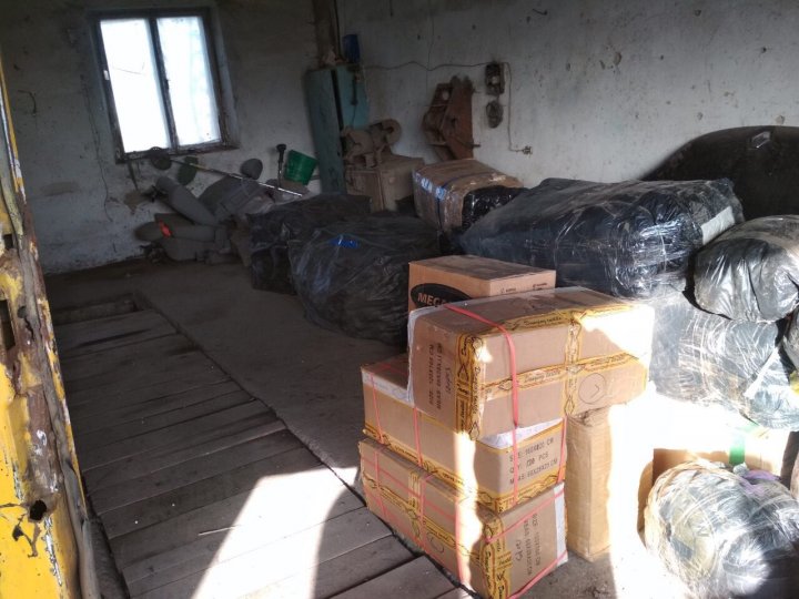 Mărfuri de contrabandă de peste 1 milion de lei, confiscate de vameși și procurori. De unde erau aduse bunurile şi ce riscă suspecţii (FOTO/VIDEO)