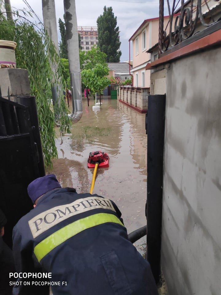 Ploaia a făcut ravagii și la Durlești. Zeci de case și grădini au fost inundate (FOTO)