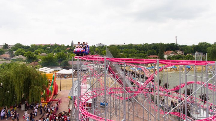 SENZAŢII TARI LA ORHEILAND. Primul roller coaster, deschis la Parcul din Orhei