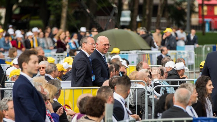 Premierul Pavel Filip a dat mâna cu Papa Francisc, la Iaşi