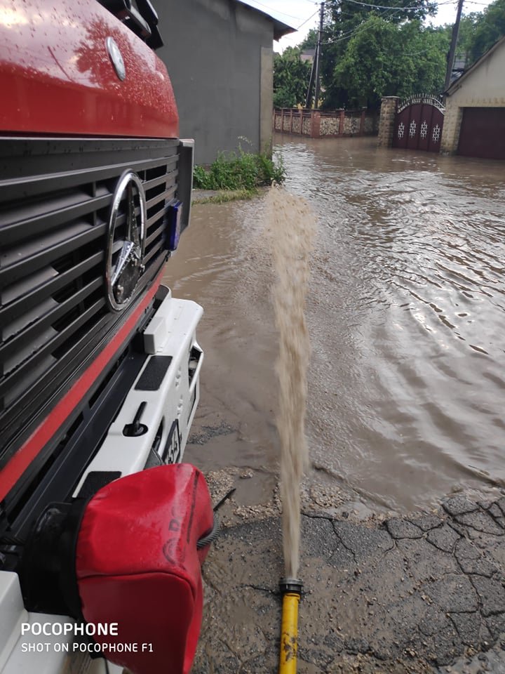 Ploaia a făcut ravagii și la Durlești. Zeci de case și grădini au fost inundate (FOTO)