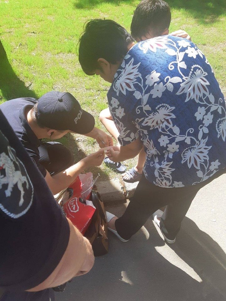 MOMENT EMOȚIONANT! Polițiștii au acordat primul ajutor unui copil rănit găsit în stradă (FOTO)